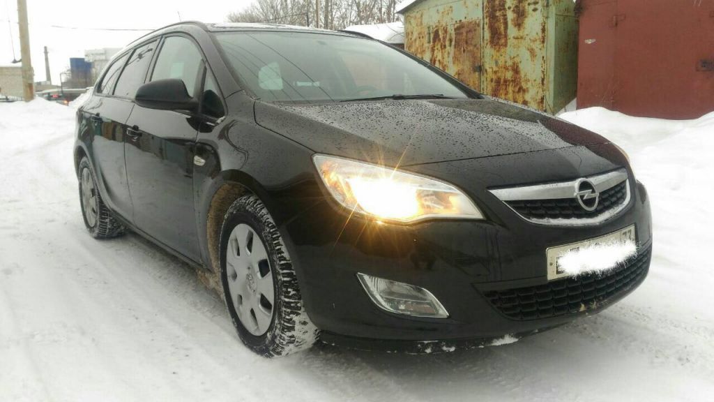 Срочная продажа автомобиля Opel Astra 2011 в Ульяновске